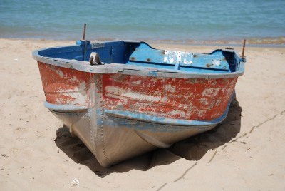 3810113-un-viejo-barco-pesquero-de-madera-en-una-playa.jpg